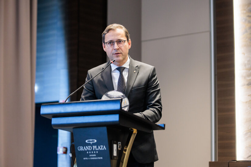 20251127_LJSE_fotoSandiFiser_1537-w825