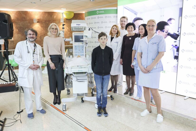 Pediatrični kliniki UKC Ljubljana podarili dovršeno grelno posteljico za novorojenčke