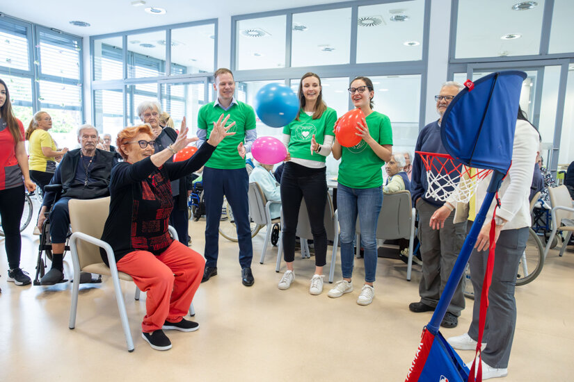 2,4 tone oblačil in potrebščin ter 65 litrov krvi: številke, ki govorijo zgodbo Krkine solidarnosti